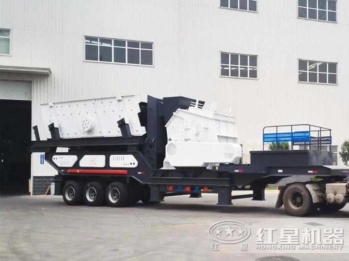 反擊破移動(dòng)破碎機(jī)、二段破碎粒度均勻，產(chǎn)量高
