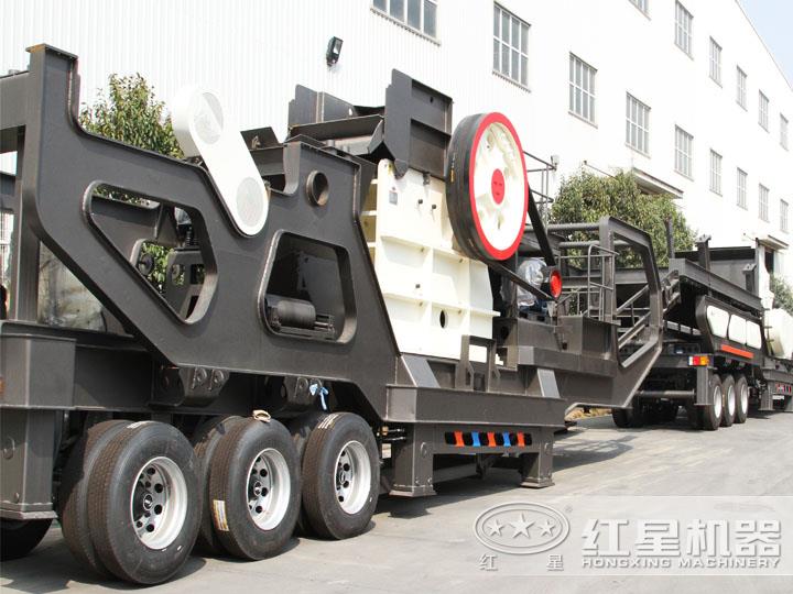 鄂破移動(dòng)破碎機(jī)，為粗碎而生，破碎比大，使用壽命長(zhǎng)