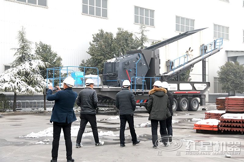 車載流動碎石機廠家價格實惠，客戶現(xiàn)場參觀
